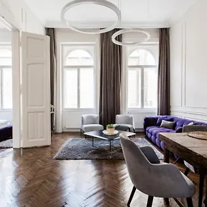  Apartment Opera With Free Parking, 2br2ba, Ac